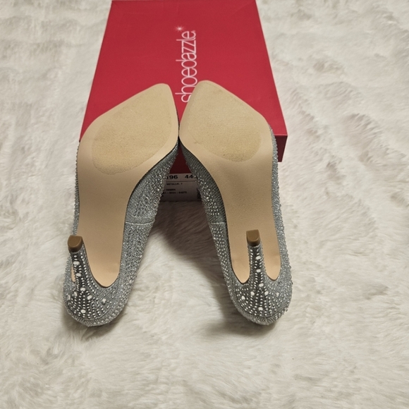 Shoe Dazzle Shimmering Silver Heels - Picture 3 of 4